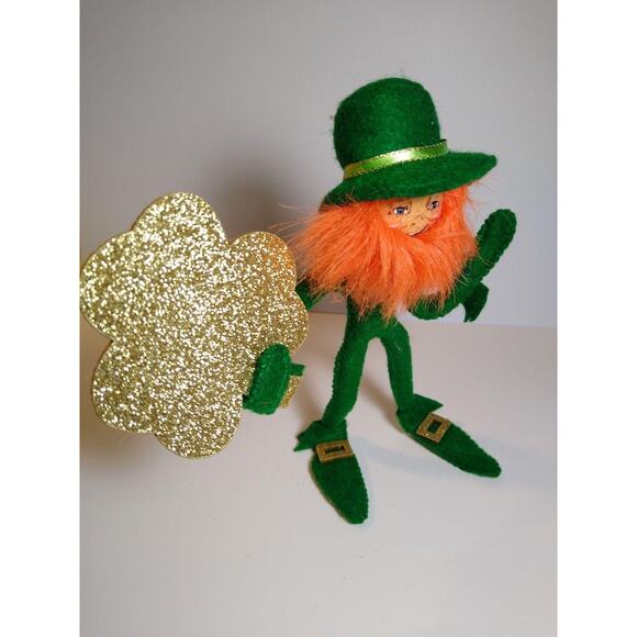 ANNALEE St Patrick's Day Irish Leprechaun Holds Glitter Shamrock Vintage Kitsch - Picture 2 of 5